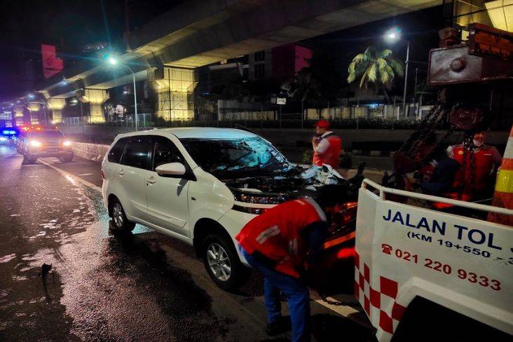 Dubrakk! Minibus Ringsek Usai Tabrak Truk Tronton di Jalan Tol
