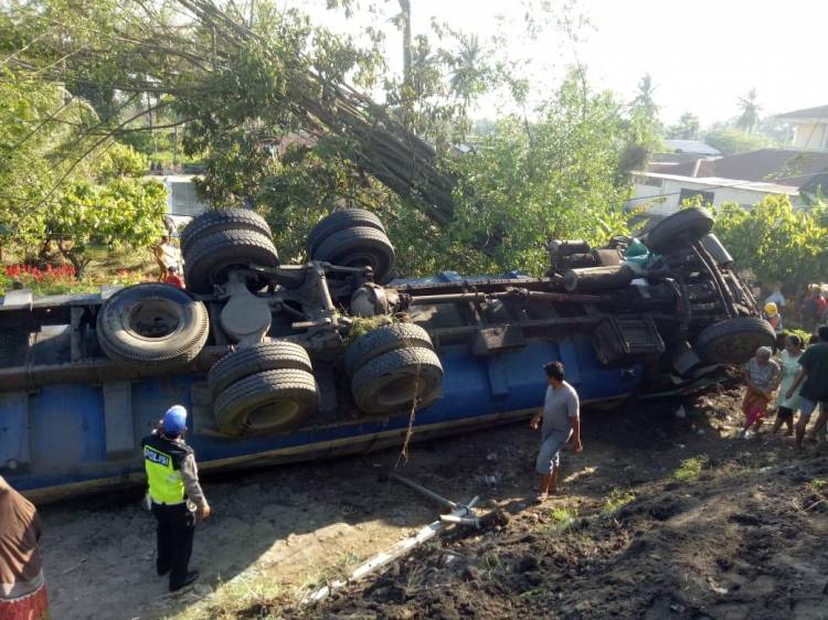 Truk Terguling, Supir Tewas Terjepit Truk Tangki CPO