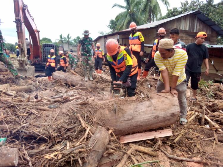 Brimob Batalyon C Sumut Bantu Evakuasi Warga Pasca Banjir di Kecamatan Batang Lubu Sutam