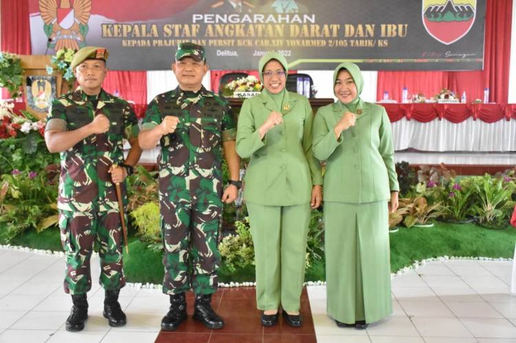 Danyonarmed 2/105 Trk/KS Berikan Cendera Mata Unik ke Kasad