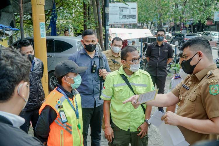 Tindak Lanjuti Pengaduan Warga, Bobby Nasution Tinjau Pengutipan Parkir Manual Di Kawasan E-Parking