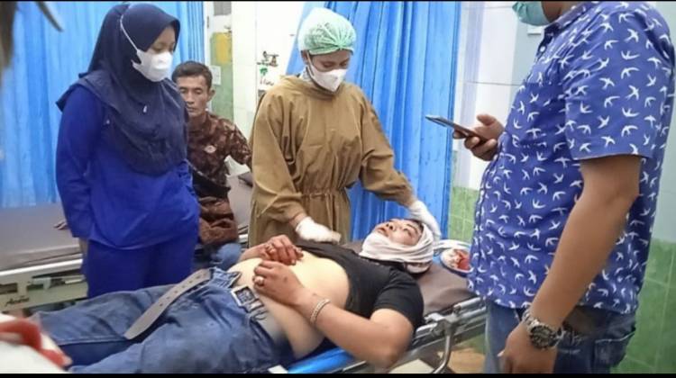 Gara-gara Handphone, Satu Keluarga Dibacok