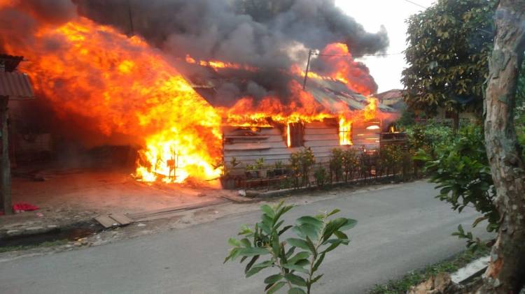 Pengusaha Sapu Ijuk Nangis, Harta Benda Hangus Terbakar