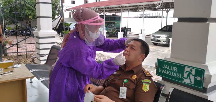 Kejari Aceh Tamiang Lakukan Swab Terhadap Pegawai