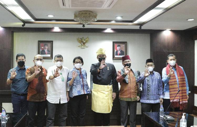 Tindaklanjuti Keluhan Warganya, Orang Nomor Satu Kota Medan Tinjau Pemasangan U-Ditch