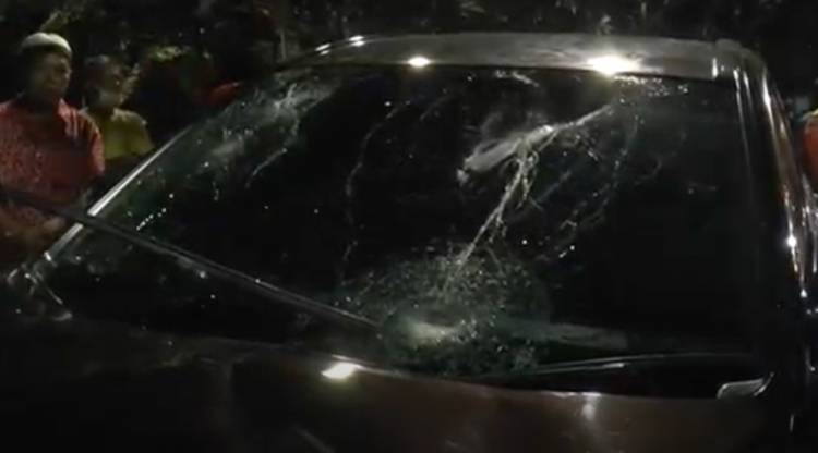 Duarr! Mobil Tabrak Sekeluarga yang Sedang Menyeberang Jalan, Satu Orang Bocah Tewas