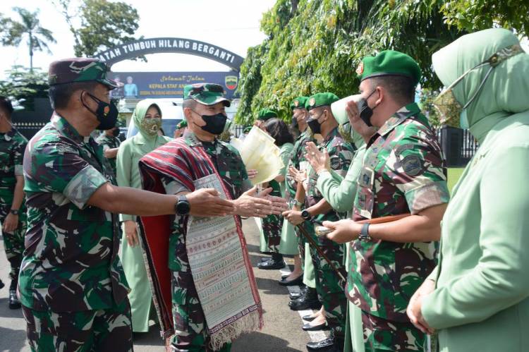 Danrem 022/PT Dampingi Pangdam l/BB Sambut KASAD TNI AD di Makodam l/BB