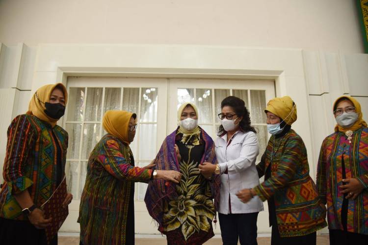 Nawal Lubis Dukung Pembakuan Tata Rias Pengantin Batak Toba