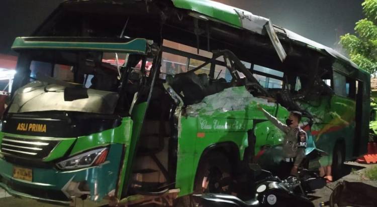Duarr ! Kembali Terjadi di Jalan Tol, Dua Orang Tewas Akibat Insiden Lakalantas Bus Lawan Dump Truck