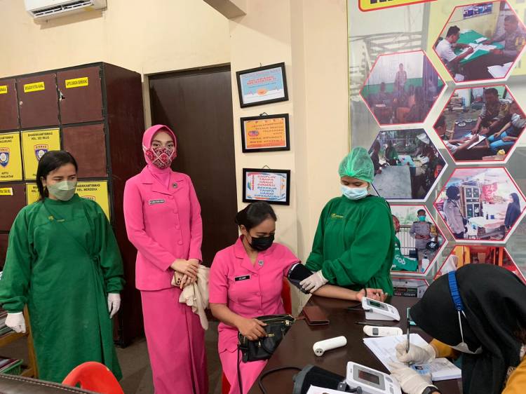 Polsek Medan Baru Bersama Bhayangkari Vaksinasi Booster Covid-19
