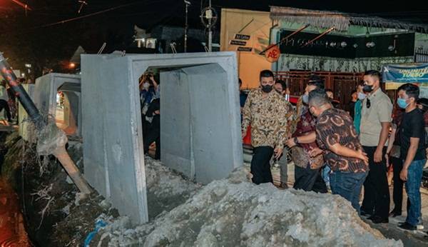 Malam Hari, Bobby Nasution Tinjau Pemasangan U-Ditch Jalan Sei Belutu