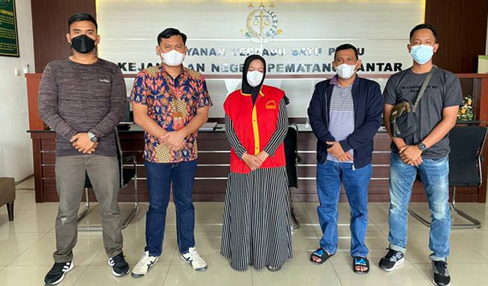 Kejari Pematangsiantar Serahkan DPO Terpidana Kasus Pemalsuan Surat Kuasa dan Bon Pembelian Minyak ke Lapas