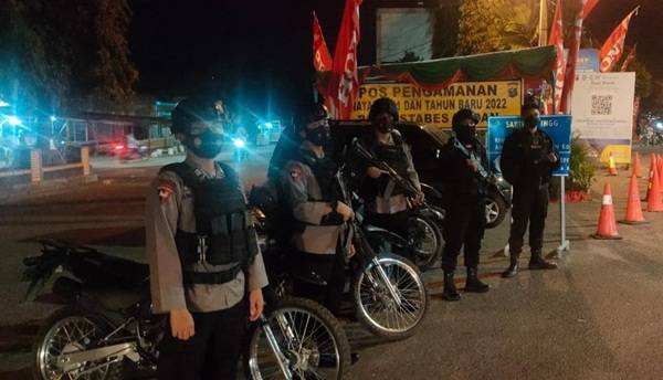 Gelar Patroli di Malam Hari, Brimob Polda Sumut Bubarkan Kerumunan Anak Muda