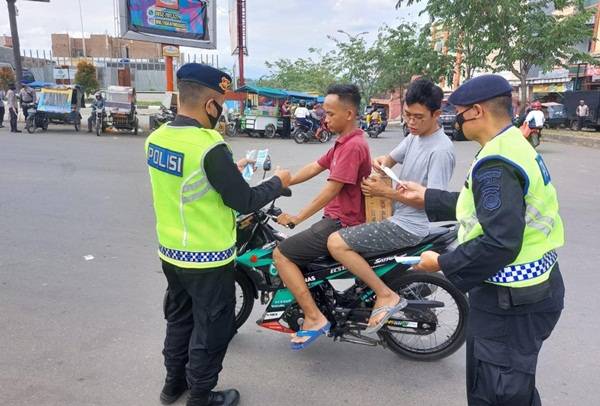 Brimob Polda Sumut Rutin Bagikan Masker Kepada Masyarakat
