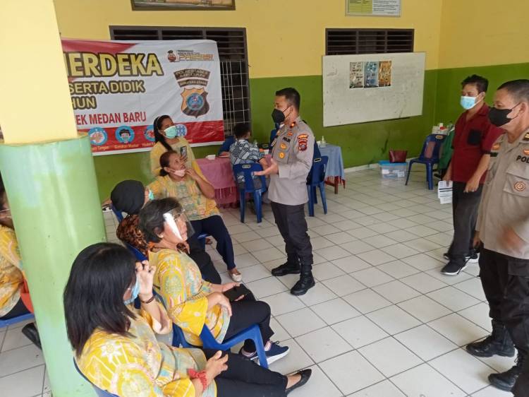 Kapolsek Medan Baru Beri Pemahaman Tentang Pentingnya  Vaksinasi Covid-19 Kepada Guru SD Swasta St. Thomas 5