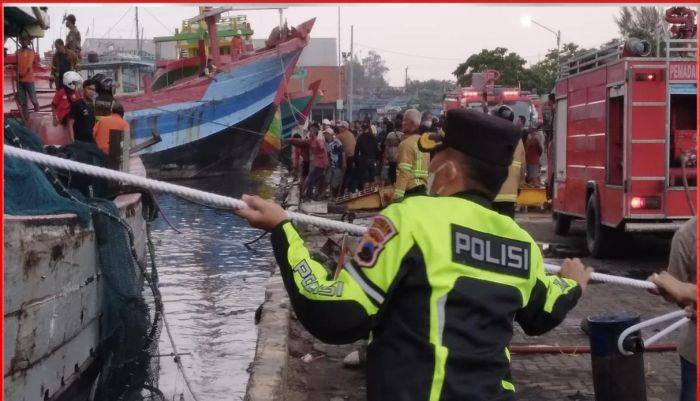 Dengan Kejantanannya Sijago Merah Melahap 13 Kapal di Pelabuhan Kota Tegal
