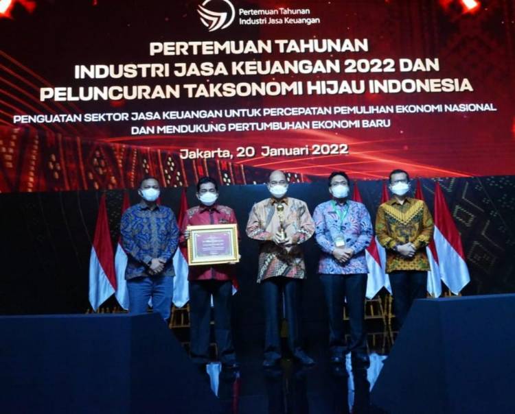 Walikota Tebingtinggi Satu-Satunya Kepala Daerah Penerima Penghargaan PPIKN Dari OJK RI