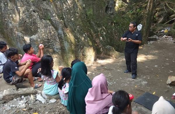 PFI Medan Latih Fotografi Anak Desa Wisata Bukit Lawang