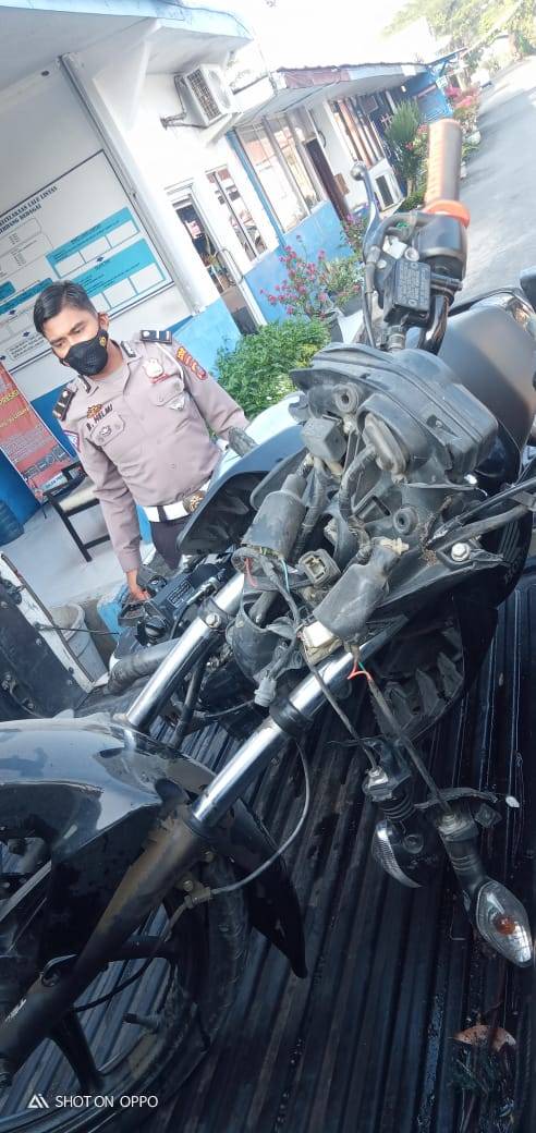 Kontra Truk Trailer, Pengendara dan Penumpang Honda Verza Dilarikan Rumah Sakit