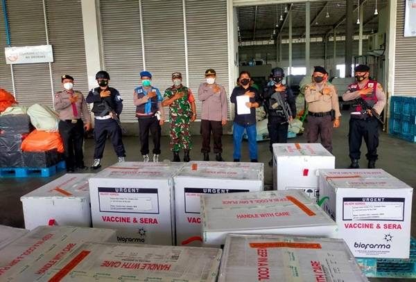 Tiba di KNIA, Vaksin Pfizer dan Astrazeneca Dikawal Ketat Personil Brimob Polda Sumut