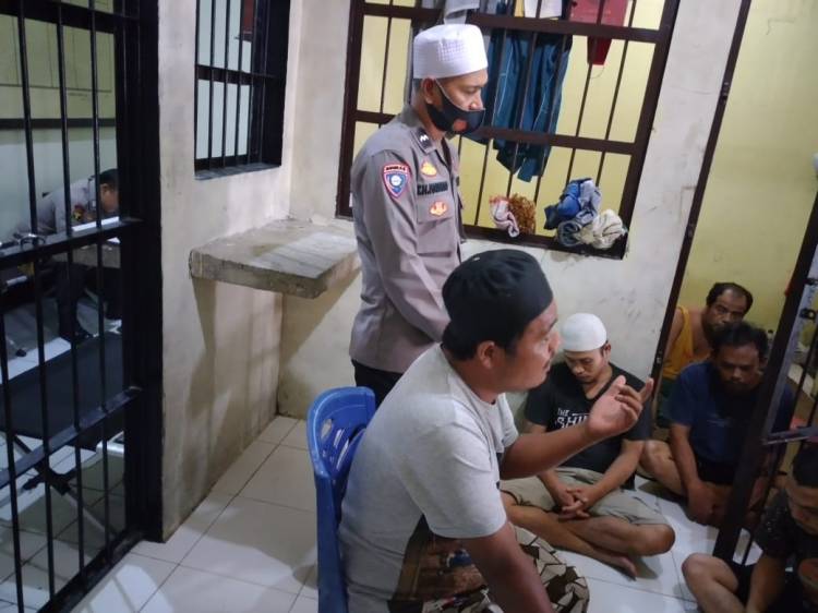 Polres Sidimpuan Melaksanakan Siraman Rohani Pada Tahanan