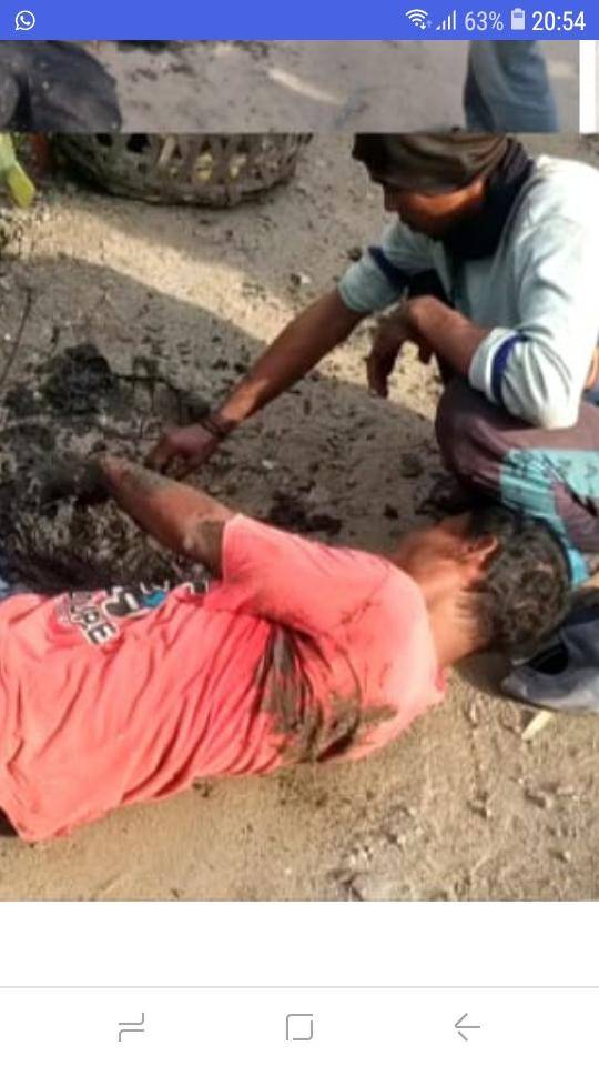 Pasang Tiang Besi Kabel Dua Pekerja Cengab - Cengab Tersengat Listrik