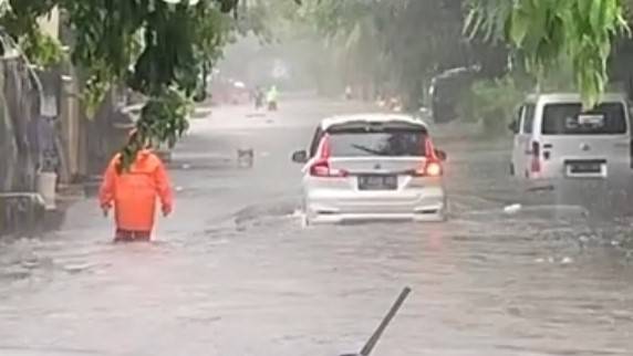 Masuk Tahun Baru, Hujan Deras dan Air Setinggi Paha Orang Dewasa