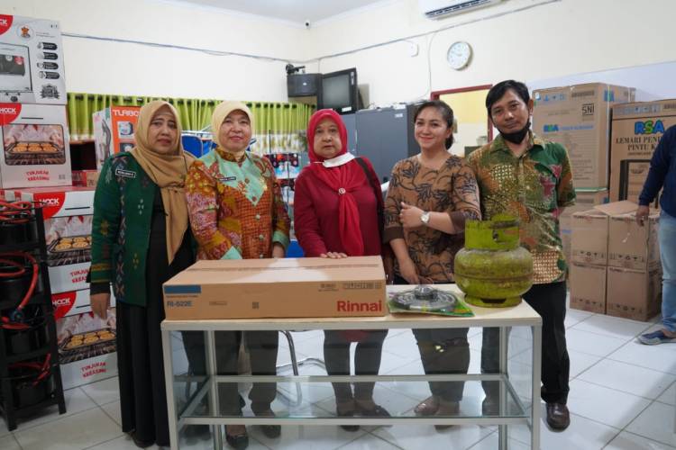 Bantu Perekonomian Pelaku UMKM, Pemko Medan Serahkan Bantuan Sarana Prasarana Kepada Kelompok UMKM Pangan