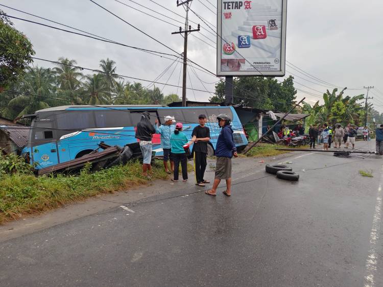 Bus Damri Seruduk 2 Bengkel dan Rumah Warga di Tanjung Morawa