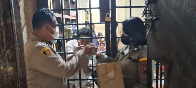 Polsek Medan Baru Bagikan Alat Mandi dan Kebersihan kepada Tahanan
