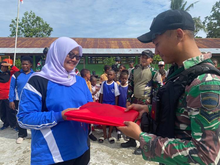 Satgas Yonif 132/BS Tanamkan Semangat Olahraga Kepada Siswa-Siswi Sekolah Di Perbatasan