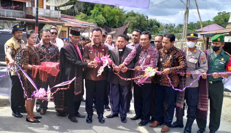 Bupati Toba  Hadiri Peresmian Jalan  Silaen - Sihujur