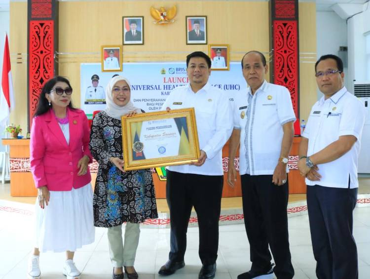 Pemkab Samosir Terima Piagam Penghargaan Pencapaian Universal Health Coverage