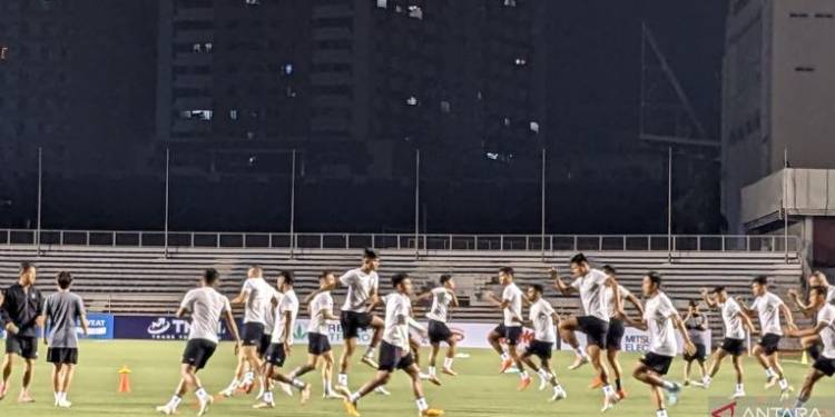 Dunia Sibuk Pesta Kemang Api Pergantian Tahun, Timnas Indonesia Latihan Sambil diiringi lagu "Ojo Dibandingke"