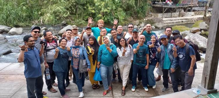 Wartawan DPRD Medan Refresing Nikmati Pemandian Alam