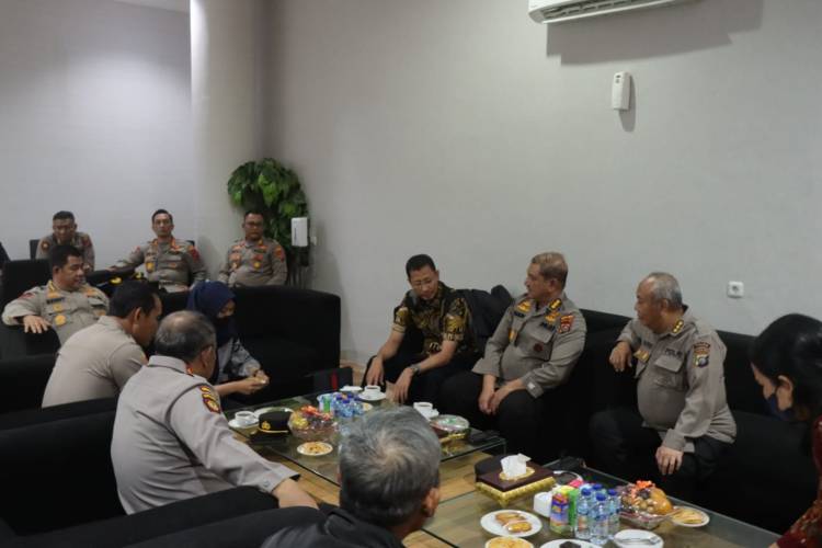 Kapolresta Deli Serdang Ikut  Sambut Wakapoldasu di Bandara Kualanamu