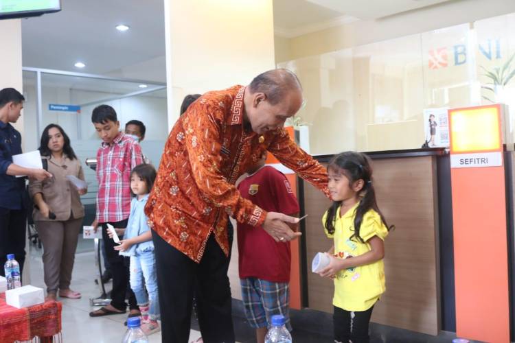 Pemkab Samosir Salurkan Bantuan Sosial ke Anak Yatim Piatu