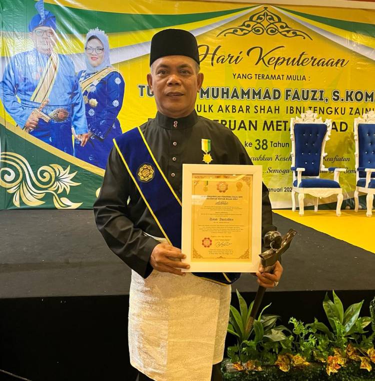 Awaluddin Dapat Gelar Datok Nara Karunia Diraja Dari Kejeruan Metar Bilad Deli