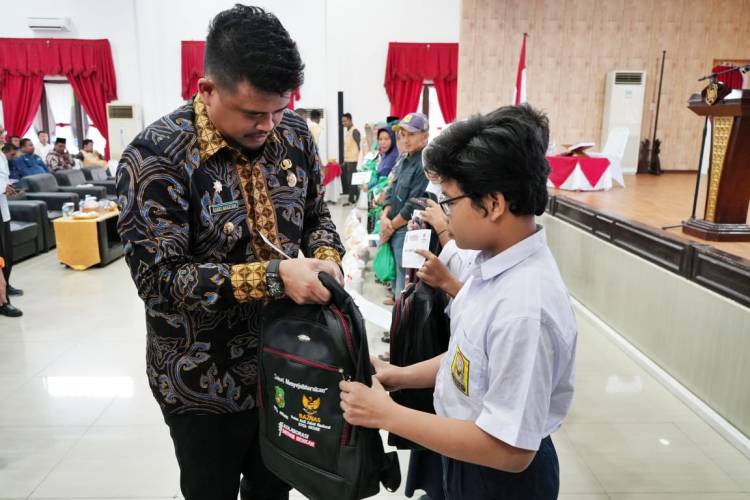 Wali Kota Medan Salurkan Zakat Kepada Para Mustahik, Masyarakat Merasa Bersyukur