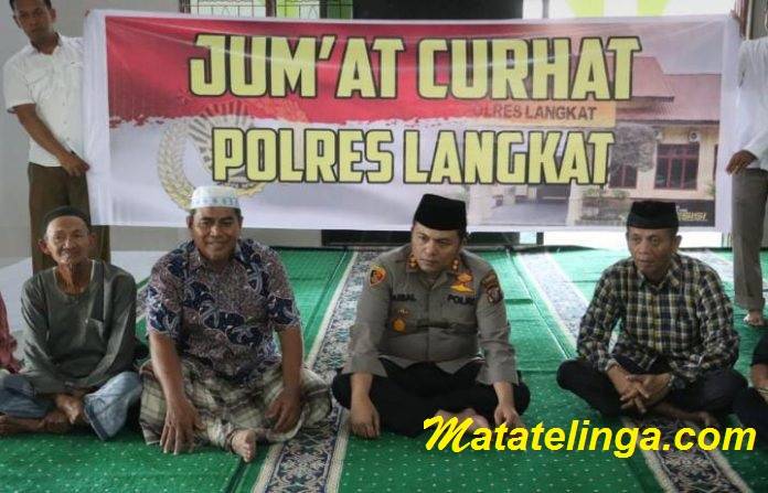 Kapolres Langkat Laksanakan Ibadah Jumat Di Masjid AL Huda Jln Proklamasi Kw.Bingai Stabat