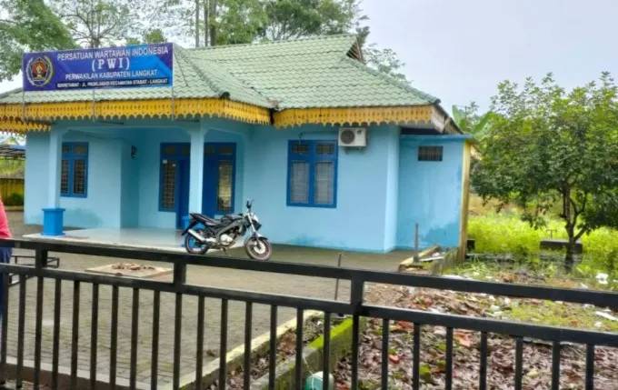 Kantor PWI Langkat  Disambangi 2 RemajaTak Dikenal