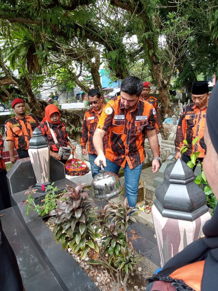 Jelang Muscab ke XVII Ketua MPC PP Kota Medan Ziarah ke Makam Alm Anuar Shah  Mantan Ketua MPW PP Sumut.
