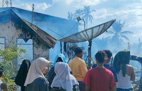 5 Pintu Rumah Terbakar di Sei Berombang, Kapolsek Panai Hilir : Personil Polri Bantu Warga Padamkan Api Dengan Alat Seadanya