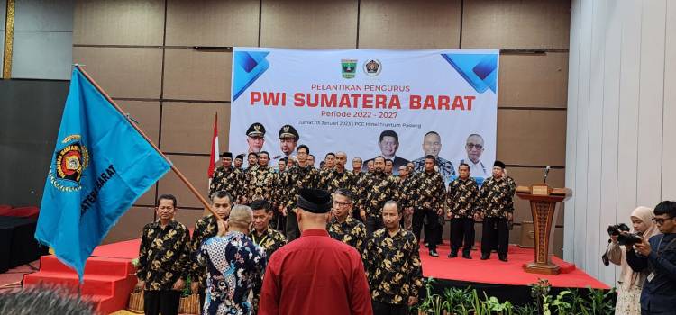 Ketua Umum PWI Pusat Melantik Basril Basyar sebagai Ketua PWI Sumbar