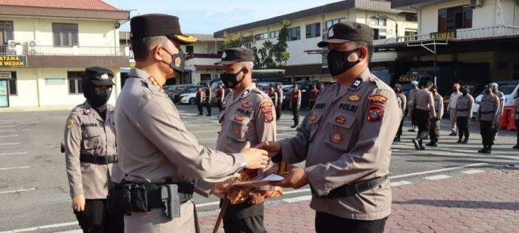 Kapolrestabes Medan Berikan Penghargaan Kepada Satwil dan Polsek Berprestasi