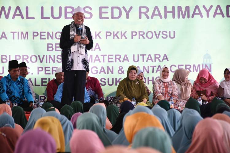 Nawal Lubis Hadiri &lsquo;Aruh Mulud&rsquo; Bersama Ribuan Jemaah