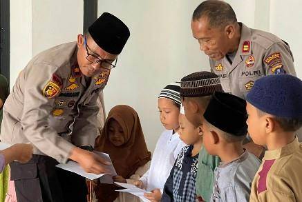 Jum'at Berkah, Waka Polres Labuhanbatu Selatan Santuni Anak Yatim