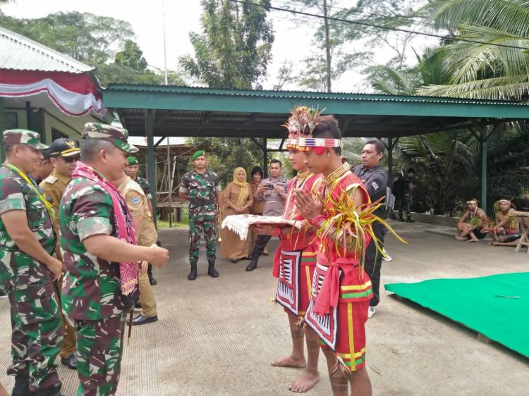 Pangdam I/BB Disambut Tarian Turuk  Langgai di Kodim 0319/Mentawai