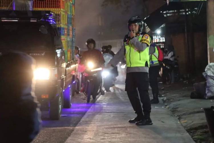 Kapolres Tanah Karo AKBP Ronny Nicolas Sidabutar Turun Kejalan Atur Lalulintas Pada Malam Hari
