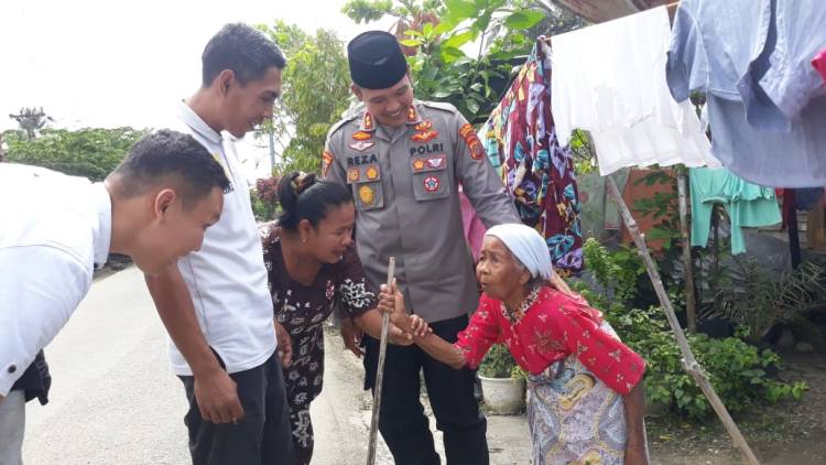 Kapolres Madina Bantu Nenek Lansia di Tengah Jalan